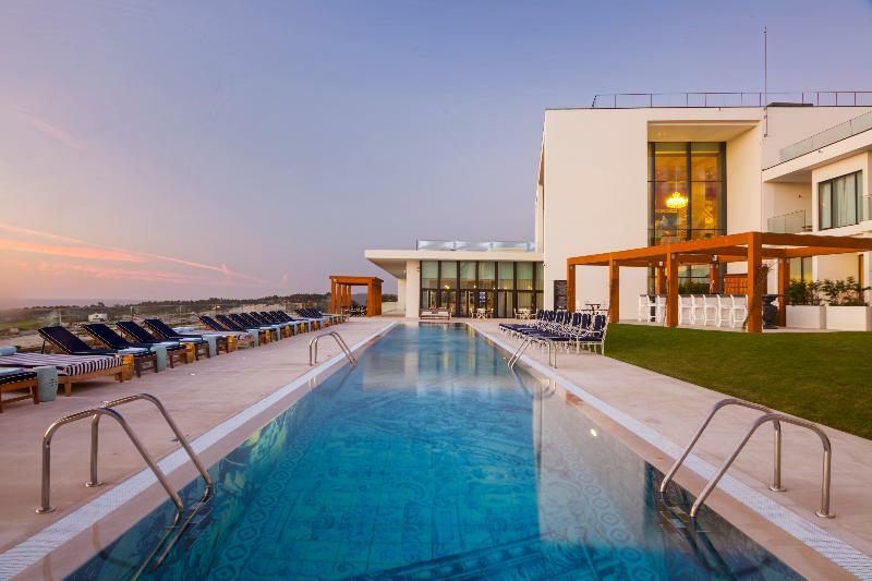 Evolutee Hotel Óbidos Exteriör bild The rooftop pool at the Hotel